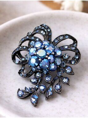 Vintage-Inspired Blue Crystal Rhinestone Brooch Floral Design Black Metal Elegan